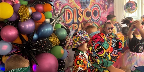 🎉 Zakończenie Tygodnia Dziecka w rytmie lat 80-tych! 🕺💃